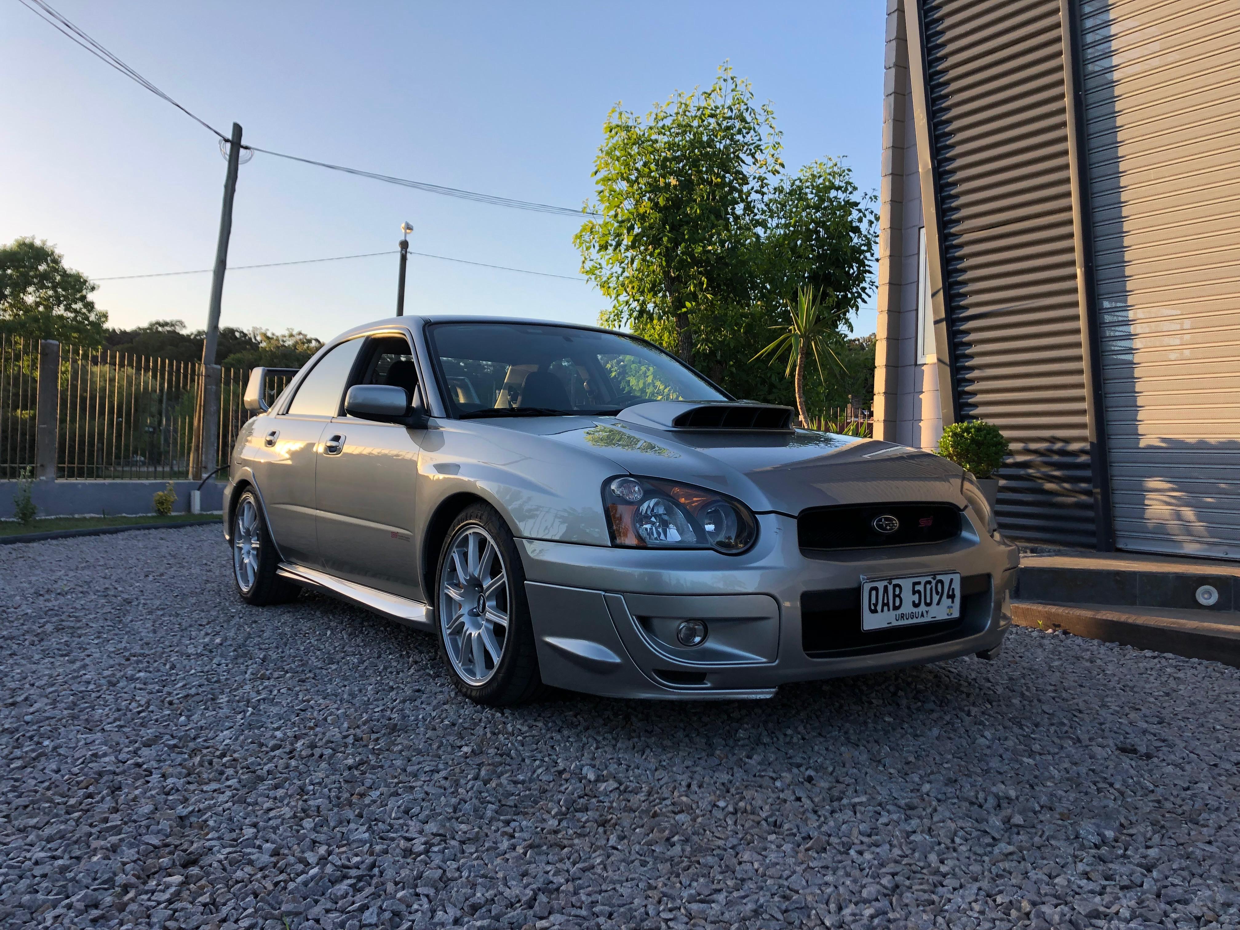 Subaru plateado frente al taller MOTORLOZ