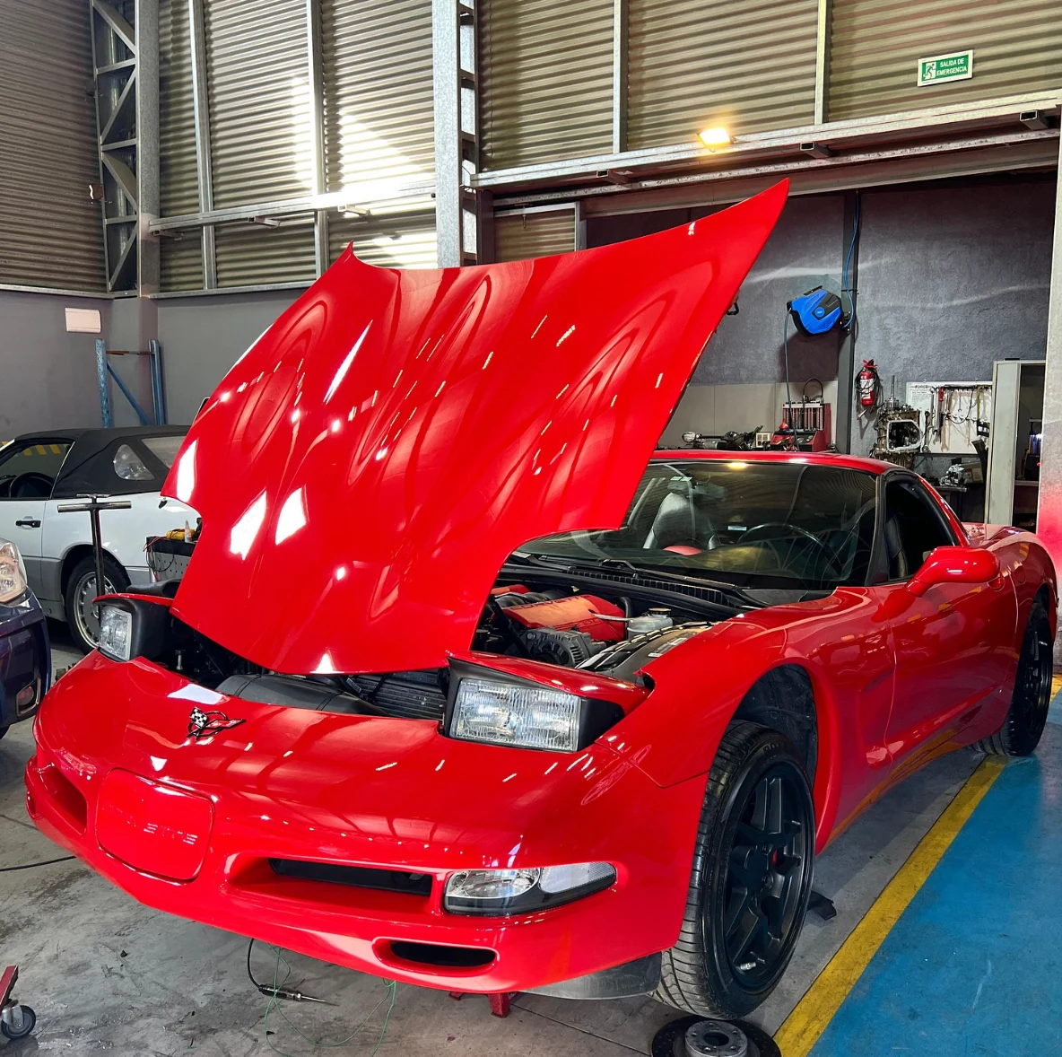 Corvette rojo atendido en MOTORLOZ