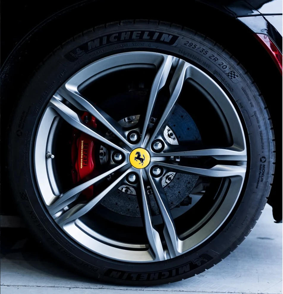 Detalle de una cubierta Michelin en una Ferrari atendida en el taller