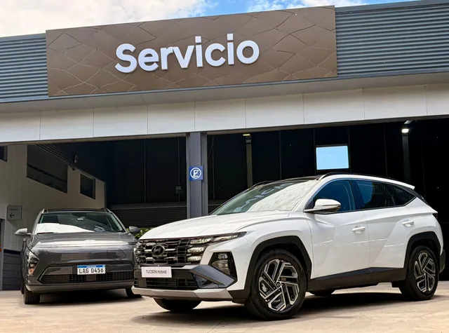 Entrada real del servicio Lozano y Oliva, con vehículos Hyundai