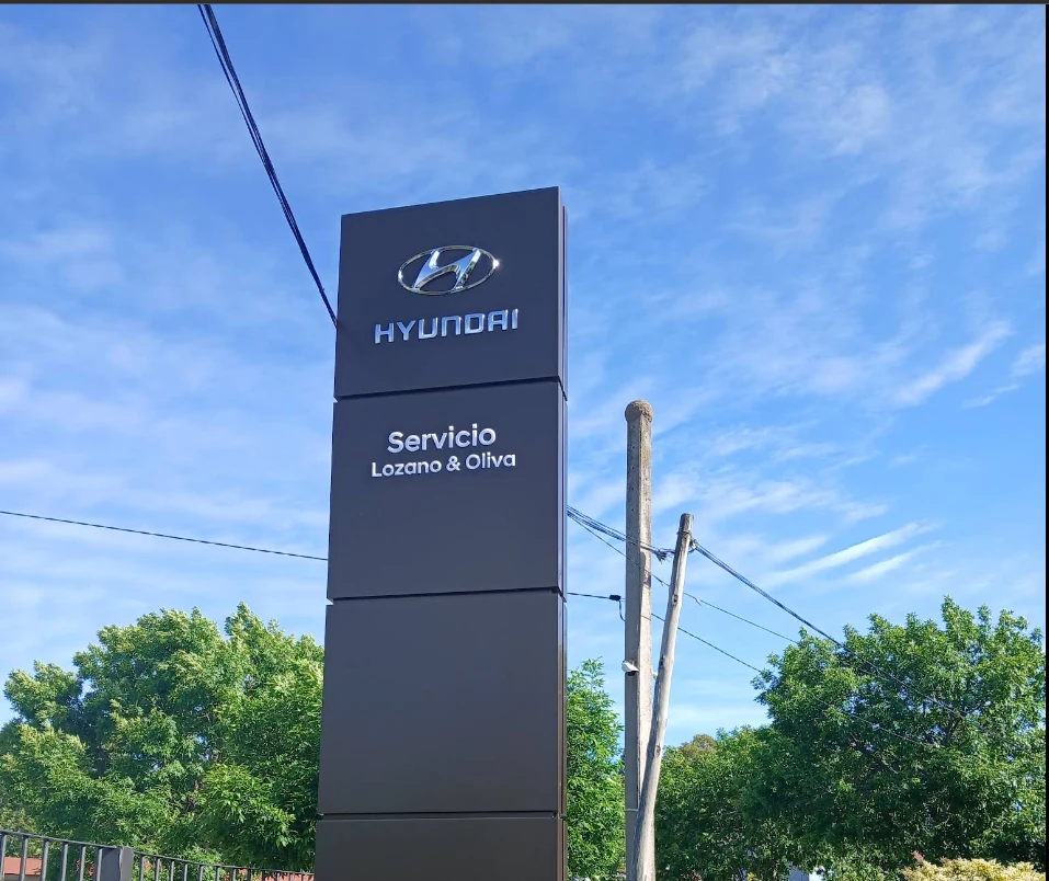 Cartel real del servicio oficial Hyundai Lozano y Oliva
