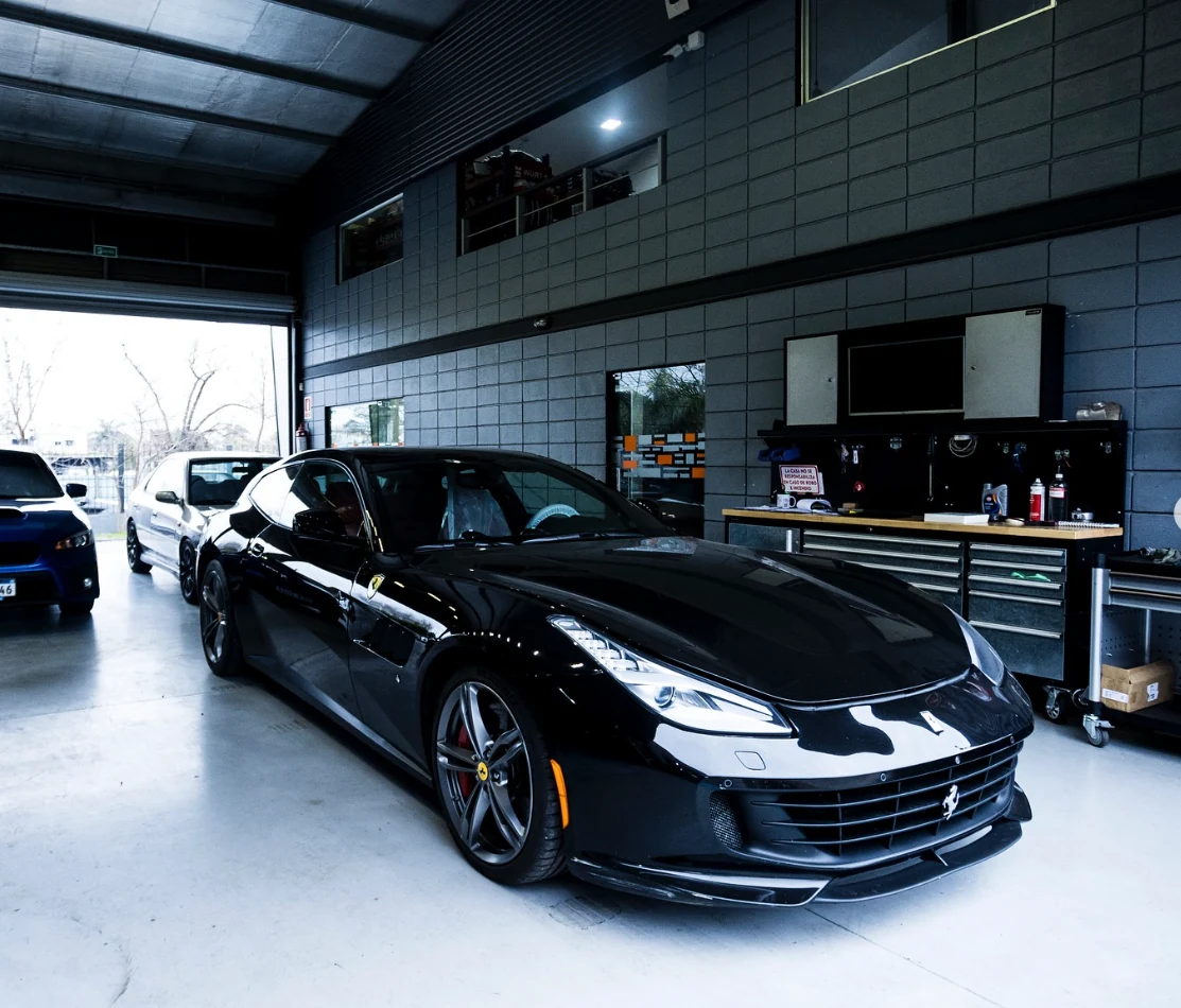 Ferrari oscuro en el interior del taller