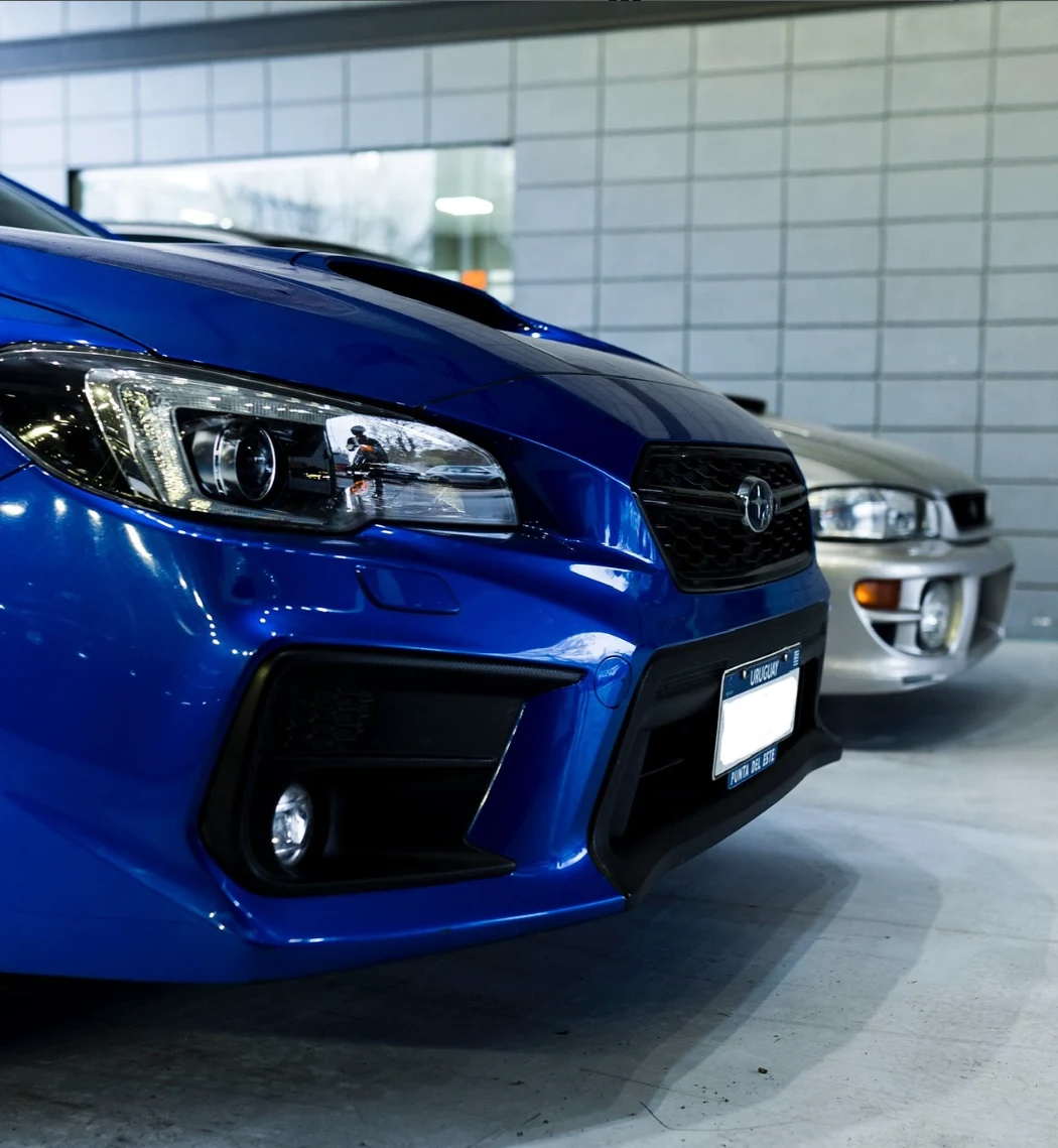 Subaru azul visto de frente