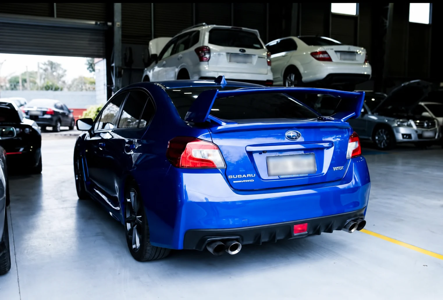 Subaru azul en el taller