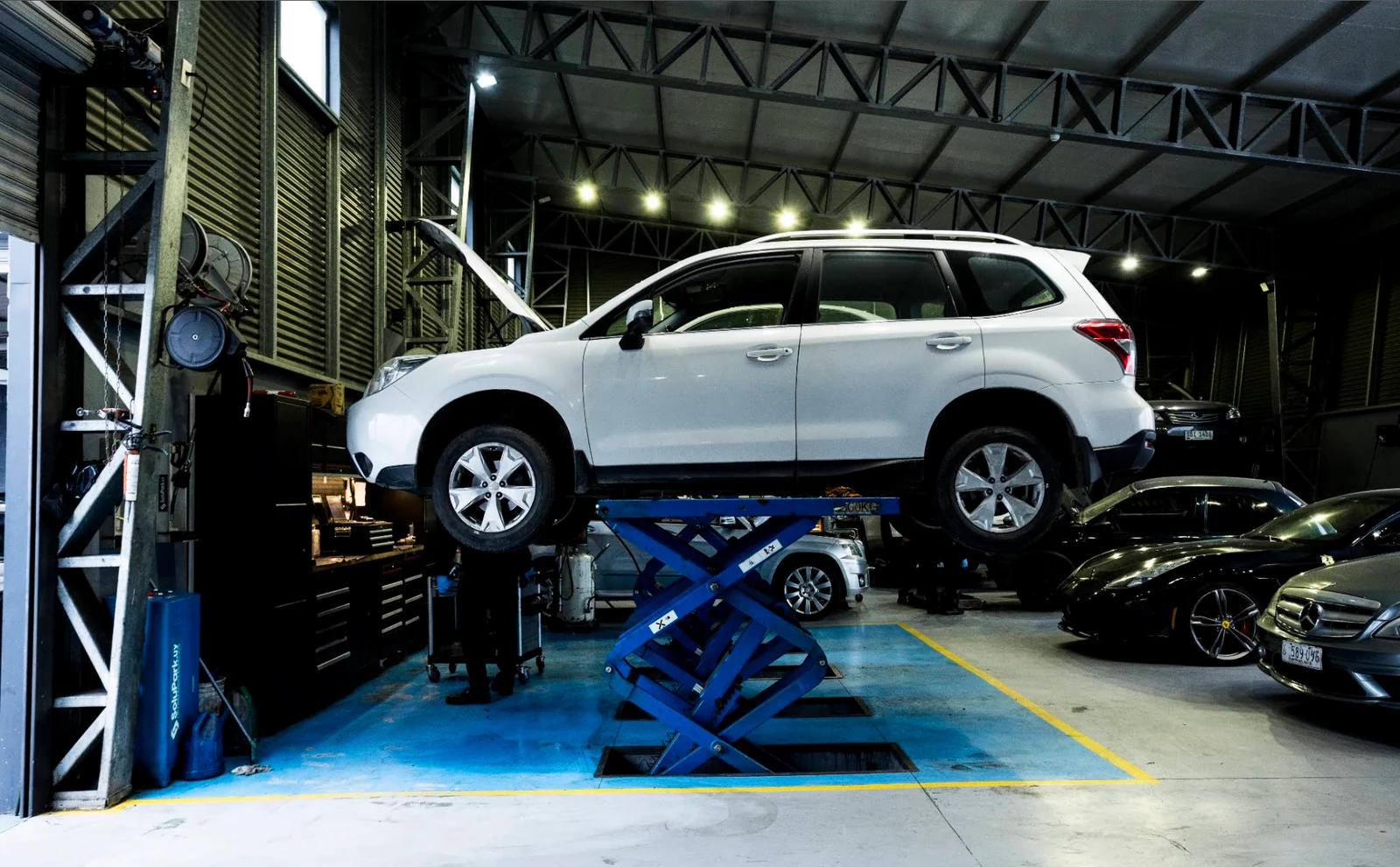 Subaru SUV elevado para revisión de suspensión en MOTORLOZ